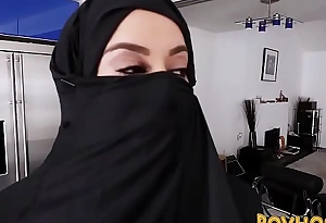 Muslim busty slattern pov engulfing increased by railing taleteller words recounting to burka