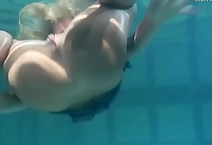 Pirang Feher dengan payudara besar kencang di bawah air