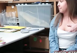Remaja Brooke Felicity Mengisap Polisi Weenie Aktif Spycam