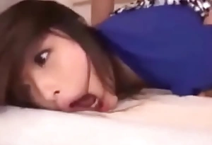 Người phụ nữ xinh đẹp Nhật Bản Isihara Satomi bị phá và sneezles hét