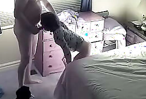 كاميرا خفية في الفندق. استغل الأب ابنته وضربها في جميع الثقوب