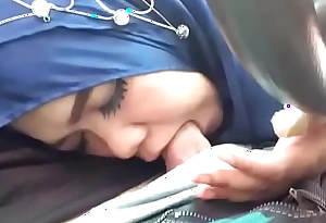 Di Sepong Tante Hijab Dalam Mobil porn  XXX video 28indo