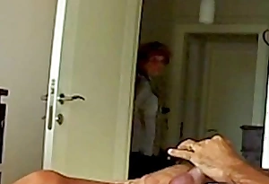Mother ve el video porno de su hija mom fascinated by daughters sextape