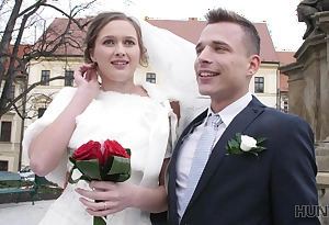 HUNT4K. Attractive Czech bride spends first night respecting rich stranger