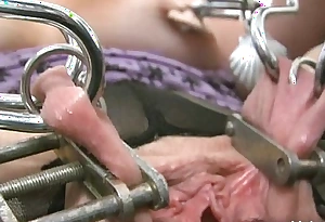 Labia distension for the orgasms