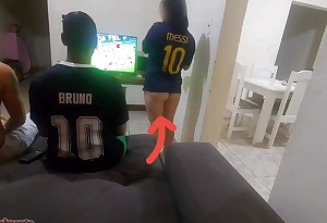 fiz sexo com classmate do meu marido por causa de uma aposta, fiquei com tesão e acabei fazendo DP com os dois