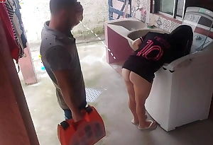 Dona de casa casada paga técnico de máquina de lavar com a bunda enquanto marido esta fora